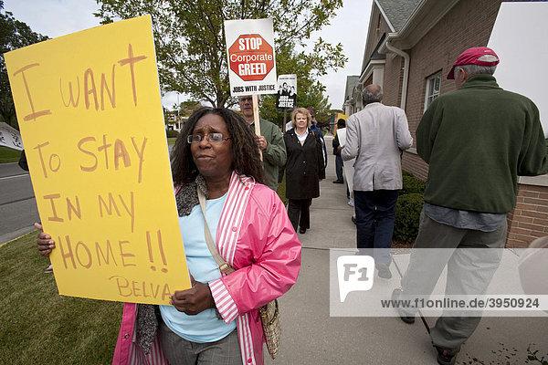 Belva Davis aus Detroit und ihre Nachbarn demonstrieren vor dem Wachovia Wells Fargo Büro  um gegen den Versuch der Bank zu protestieren  Davis' Haus zwangszuräumen und zwangszuversteigern  Grosse Pointe Woods  Michigan  USA