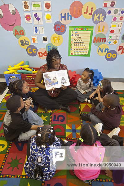 Eine Lehrerin in einer Kindertagesstätte liest den Kindern eine Geschichte vor  Detroit  Michigan  USA
