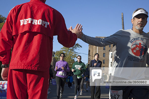 Ein Mitglied des Track Clubs feuert Läufer im Detroit International Marathon an  Detroit  Michigan  USA