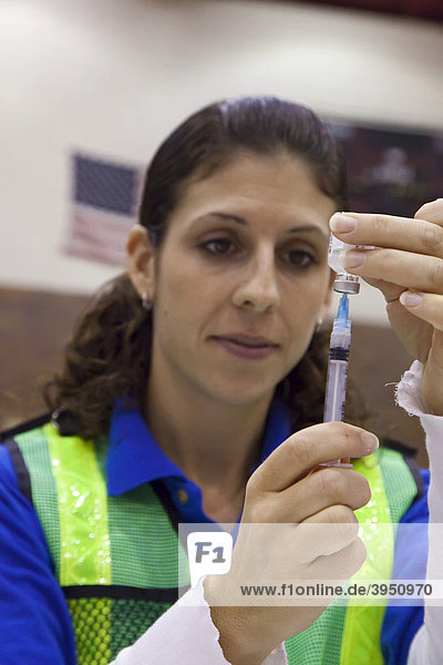 Eine Angestellte im Gesundheitsdienst bereitet sich vor  eine Dosis des Impfstoffs gegen den H1N1 Schweinegrippe Virus zu verabreichen  Hamtramck  Michigan  USA