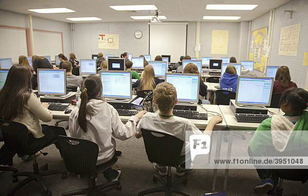 Schüler arbeiten an Computern im Medienzentrum  Bibliothek  an der Lake Shore High School  St. Clair Shores  Michigan  USA