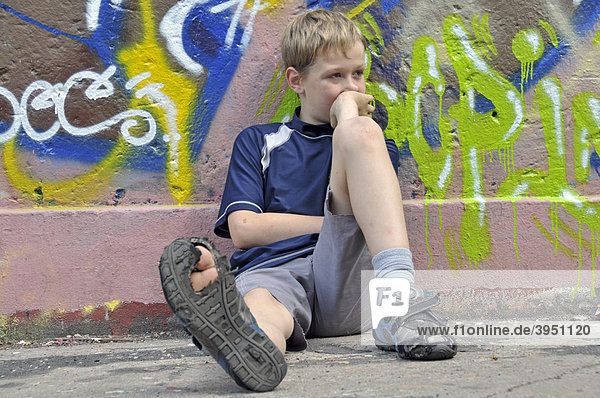 Lustloser neunjähriger Junge  Bolzplatz in Köln  Nordrhein-Westfalen  Deutschland  Europa
