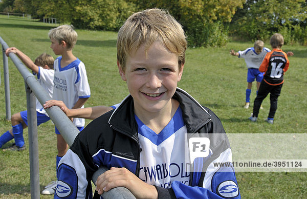 Ein neunjähriger Spieler der E-2 Junioren wartet auf den Spielbeginn  Kinder-Fußballturnier  Baden-Württemberg  Deutschland  Europa