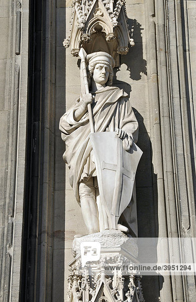Heiligenfigur an der Westfassade des Dom zu Köln  Nordrhein-Westfalen  Deutschland  Europa