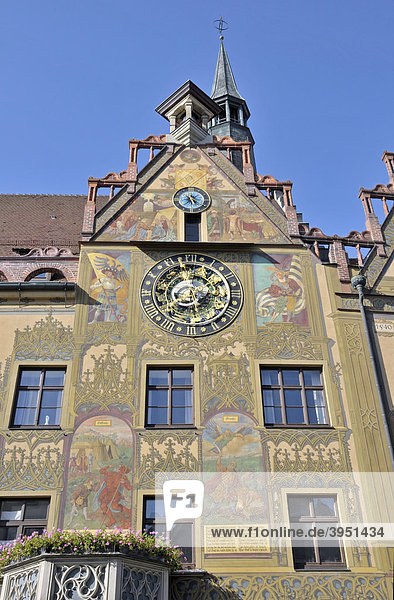 Astronomische Uhr an der Ostfassade des Ulmer Rathaus  Ulm  Oberschwaben  Baden-Württemberg  Deutschland  Europa