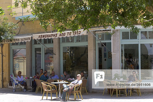 Sidewalk cafe  a bar in the Faneromeni district  Nicosia  Cyprus  Greece  Europe