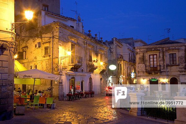 Square on the waterfront of Ortigia island  the old town of Siracusa  Sicily  Italy  Europe