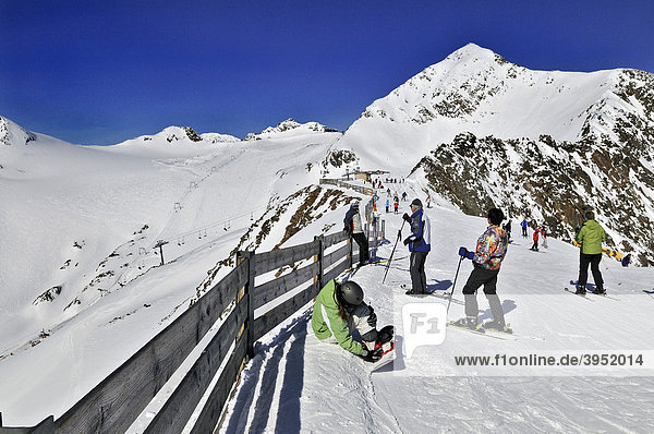 Skiers at Stubai Glacier  Tyrol  Austria  Europe