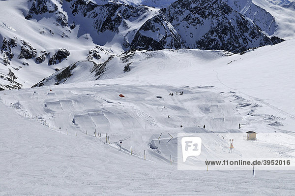 Skipiste mit Anlage für free style jumping am Stubaier-Gletscher  Tirol  Österreich  Europa