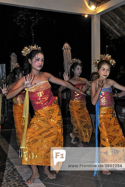 Tanz balinesischer Mädchen zum Dinner  Amed  Bali  Indonesien  Südostasien