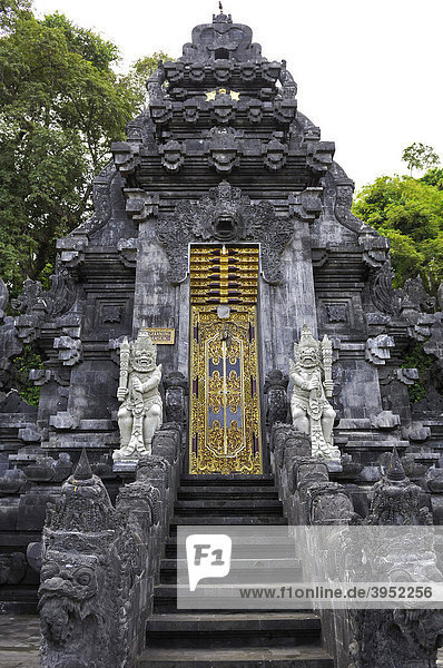 Tor mit Mythologiefiguren im Goa-Lawah Tempel  Fledermaustempel  Bali  Indonesien  Südostasien