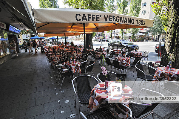 Leopoldstraße  Straßencafe  leere Tische  Schwabing  München  Bayern  Deutschland  Europa