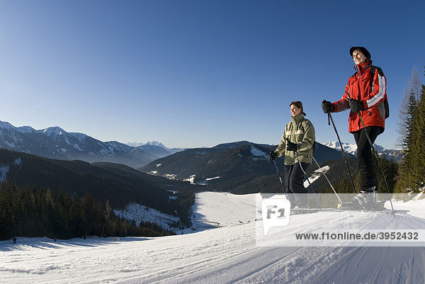 Frauen beim Skifahren  Kaiserau  Steiermark  Österreich