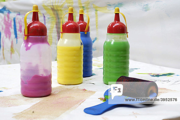 Spielerische Kunst  Kinderfarben  Flaschen mit Farbe