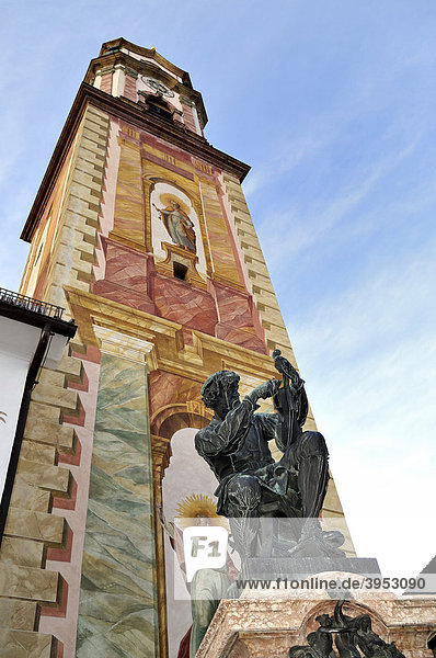 Denkmals des berühmten Geigenbaumeisters Matthias Klotz vor der Kirche  erbaut von Josef Schmutzer  Mittenwald  Oberbayern  Deutschland