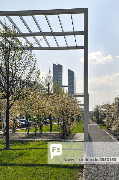 Highlight-Towers 1 und 2  hinten  erbaut von Architekten Jahn Murphy  mit Grünanlage und Bürogebäuden  Schwabing  München  Deutschland  Europa