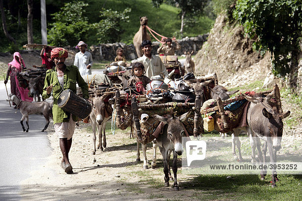 A group of nomadic gypsy in the Aravalli mountains in Kumbalgarh north of Udaipur  Rajasthan  India  Asia
