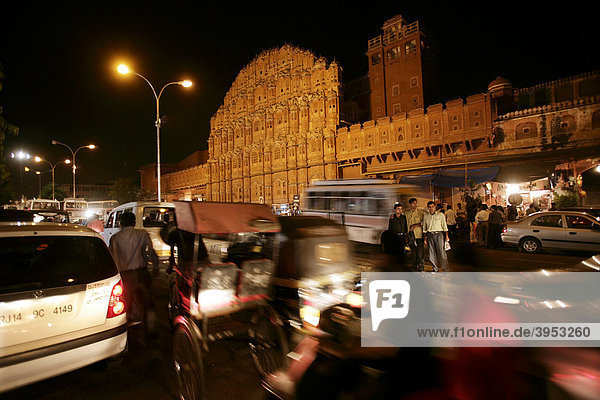 Nightly road scene in front of the Hawa Mahal  the Palace of Winds in Jaipur  Rajasthan  India