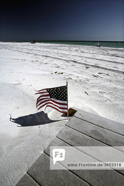 Die amerikanischen Nationalfahne am Grayton Beach im Norden Floridas zwischen Pensacola und Panama City an der Golfküste  Florida  USA  Nordamerika