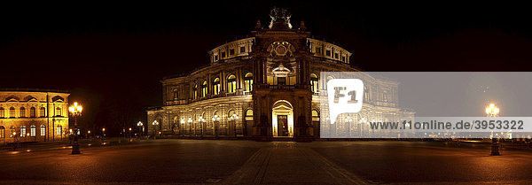 Panoramaaufnahme Semper Oper bei Nacht  Dresden  Sachsen  Deutschland