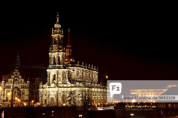 Kathedrale oder Katholische Hofkirche bei Nacht  Dresden  Sachsen  Deutschland