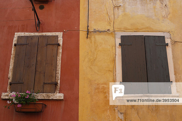 Orange und gelbe Hausfassade mit braunen Fensterläden  Bardolino  Gardasee  Venetien  Italien  Europa