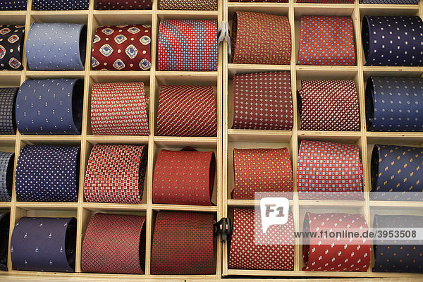 Krawatten  Wochenmarkt  Bardolino  Italien  Europa