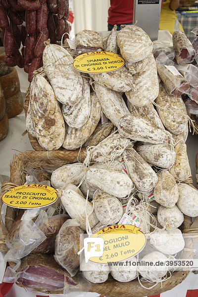 Salamisorten aus Süditalien  Wildschwein  Maultier  Marktstand Verona  Veneto  Italien  Europa