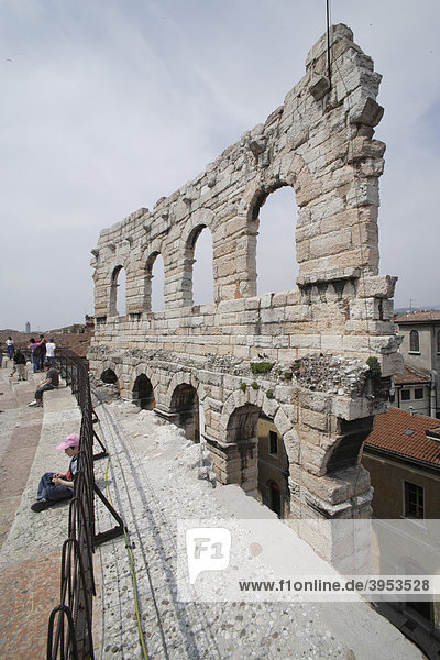 Arena  Bogengang  Amphitheater  römische Baukunst  Verona  Veneto  Italien  Europa