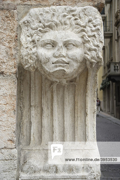 Säule  Detail  Kopf  Kalksandstein  Baustil  Verona  Veneto  Italien  Europa