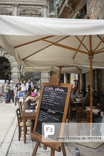Straßencafe  Straßenrestaurant  Piazza del Erbe  Speisekartentafel  Verona  Veneto  Italien  Europa