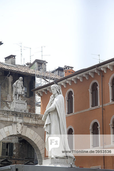 Dante Denkmal auf der Piazza dei Signori in Verona  Veneto  Italien  Europa