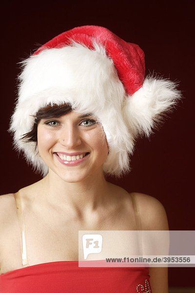 Eine Frau  23 Jahre  mit Weihnachtsmütze  Portrait