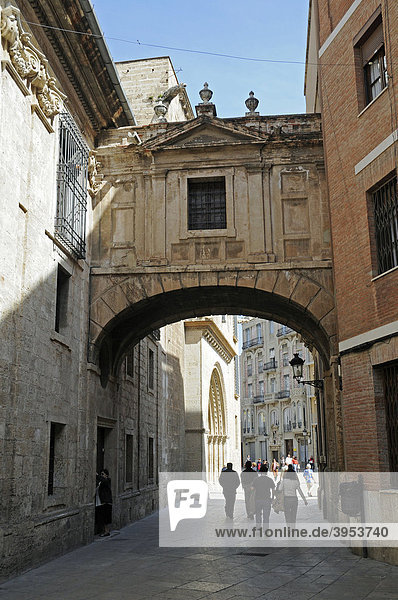 Calle de la Barchilla  narrow alley  Catedral de Santa Maria Cathedral  Valencia  Spain  Europe