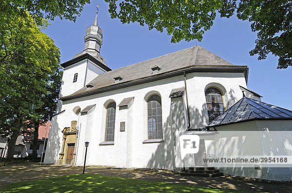 Sankt Antonius  Kirche  Bad Wünnenberg  Sauerland  Nordrhein-Westfalen  Deutschland  Europa