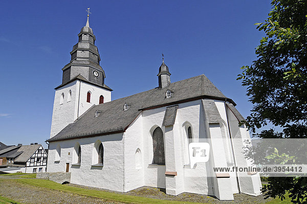 Katholische Pfarrkirche  Eversberg  Meschede  Sauerland  Nordrhein-Westfalen  Deutschland  Europa