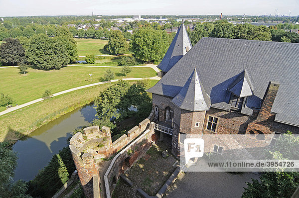Übersicht  Wassergraben  Burghof  Türme  Wasserburg Linn  Museum  Krefeld  Nordrhein-Westfalen  Deutschland  Europa