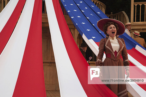 Samantha Spiro als Dolly Levi  Aufführung des Musicals Hello  Dolly! Regent's Park Open Air Theatre  London  England  Großbritannien  Europa