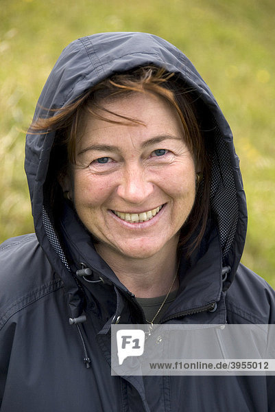 Frau mit Kapuze  Regenjacke  Windjacke  lächelnd  Portrait  England  Großbritannien  Europa