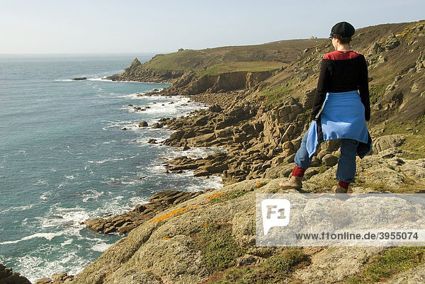 Frau schaut auf Küste  Wandern  Meer  Cornwall  Südküste  Südengland  England  Großbritannien  Europa