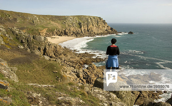 Frau schaut auf Strand  Wandern  Küste  Meer  Porth Chapel Beach  Porthchapel  Cornwall  Südküste  Südengland  England  Großbritannien  Europa