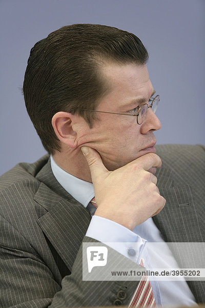 Dr. Karl-Theodor zu Guttenberg  CSU  Bundesminister für Wirtschaft und Technologie  in der Bundespressekonferenz