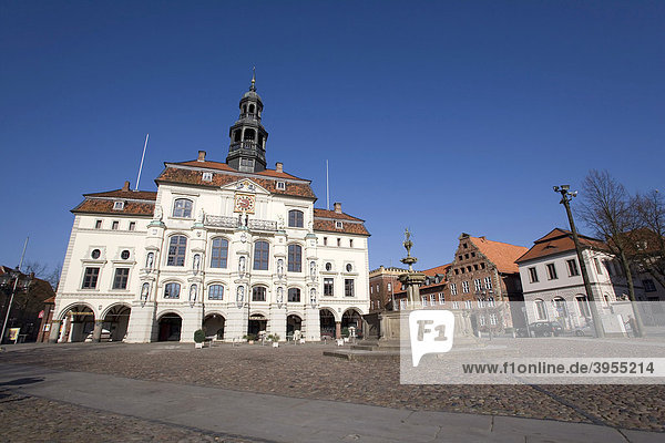 Das historische Rathaus am Marktplatz in der Altstadt  Lüneburg  Niedersachsen  Deutschland