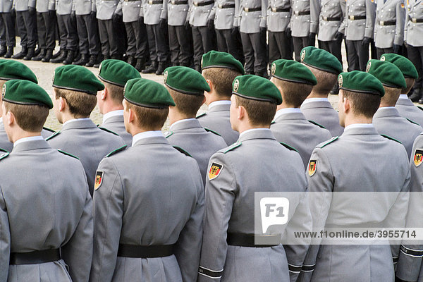 Rekruten des Wachbataillons legen vor dem Reichstagsgebäude ihr Feierliches Gelöbnis ab  Berlin  Deutschland  Europa