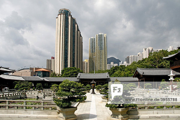 Chi Lin Nunnery  Tempelanlage  Pagoden  hinten Hochhäuser  Hong Kong  Hongkong  China  Asien