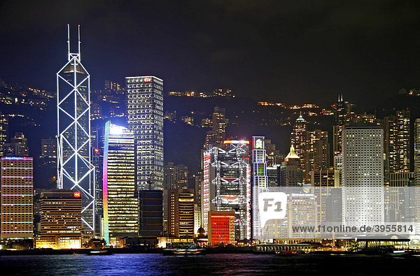 Blick von Kowloon  Tsim Sha Tsui Ufer  auf die Skyline von Hongkong Island  Hong Kong  China