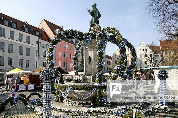 Osterbrunnen  Denkmal Kaiser Ludwig des Bayern  Frühling  Ingolstadt  Bayern  Deutschland  Europa