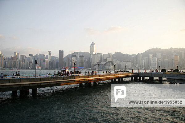 Pier von Kowloon  Tsim Sha Tsui Ufer  hinten die Skyline von Hongkong Island  Hong Kong  China  Asien