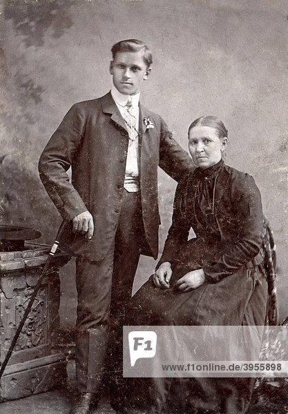 Junger Mann mit älterer Dame  Siebenbürgen  Rumänien  historische Aufnahme  1920