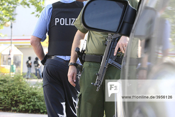 Polizeieinsatz bei einer Explosion ein Mann hat sich in seiner Wohnung verbarrikadiert Viernheim Hessen Deutschland Europa